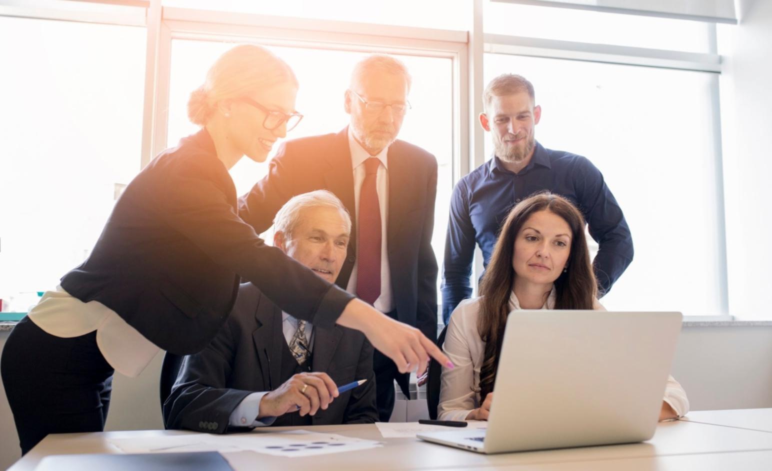 Étudiant analysant des graphiques financiers sur ordinateur